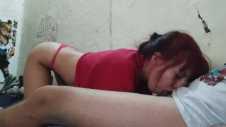 Peliroja Latina chupando verga