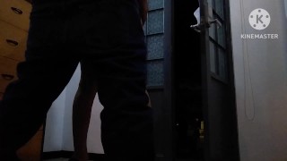 Jotita travesti recibiendo verga con la puerta abierta mientras los miran desde afuera con captions.