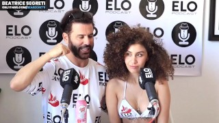 MI SEDUCE E POI MI SCOPA DURANTE UN’INTERVISTA con ELO PICANTE